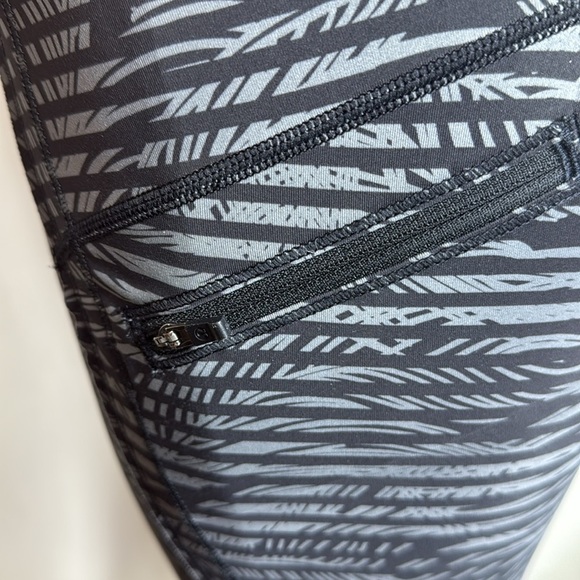 (L2) Lululemon Black and Gray Printed Short Leggings, Size 6 - Picture 4 of 13